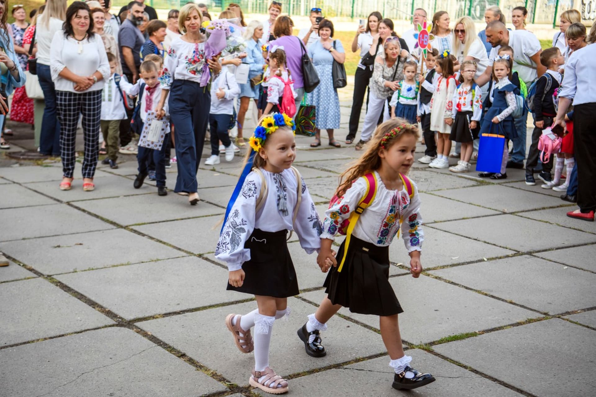 Žáci s rodiči přivítali v Kyjevě nový školní rok během Dne vzdělání. 