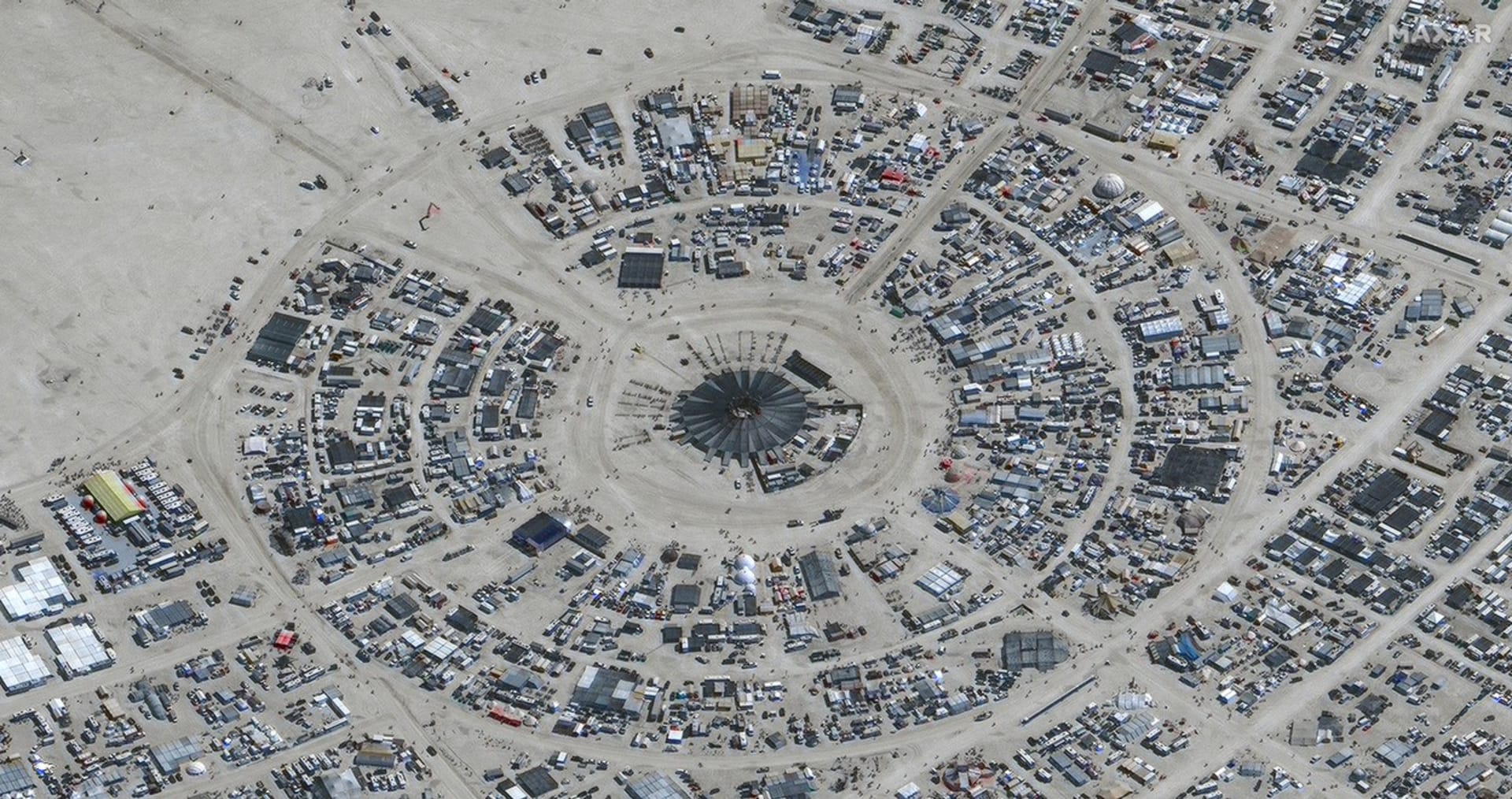 Festival Burning Man narušily vydatné deště.
