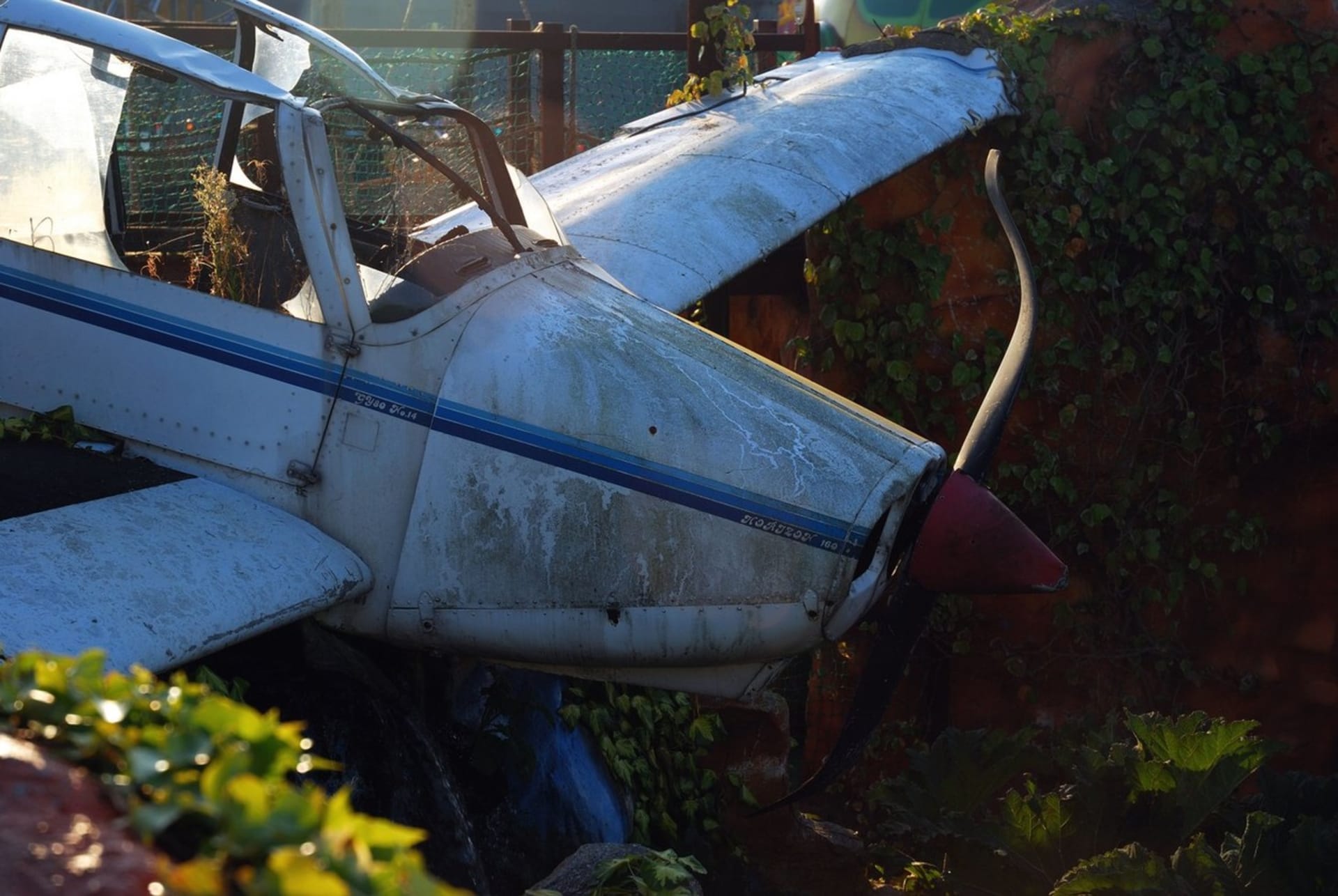Při pádu malého letadla zemřel pilot.