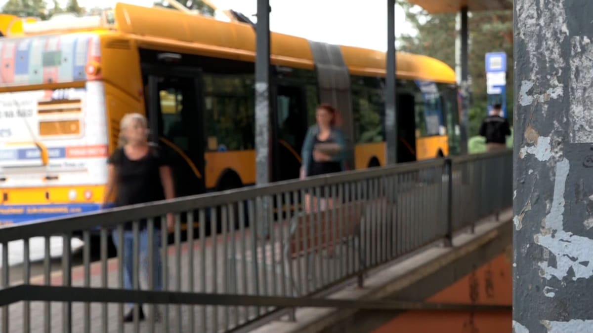 Incident se odehrál na zastávce trolejbusu ve Zlíně.