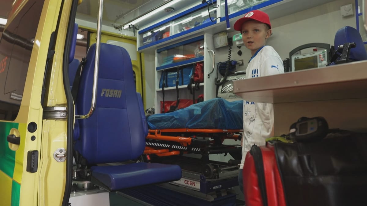 Za záchranu seniorky si mohl Vojta prohlédnout vybavení záchranářské sanitky.