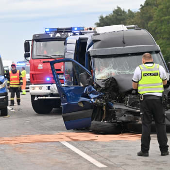 Dálnici D2 ve směru na Slovensko uzavřela v neděli ráno hromadná nehoda u Rakvic na Břeclavsku