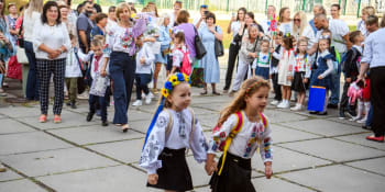 CNN: Miliony dětí na Ukrajině se vrací do škol. Do lavic usedají s výbavou do krytu
