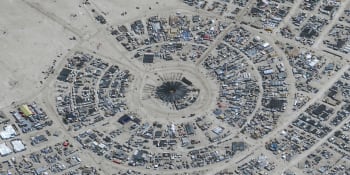 Prudké lijáky spláchly festival Burning Man. Bahno uvěznilo tisíce lidí, jeden člověk zemřel