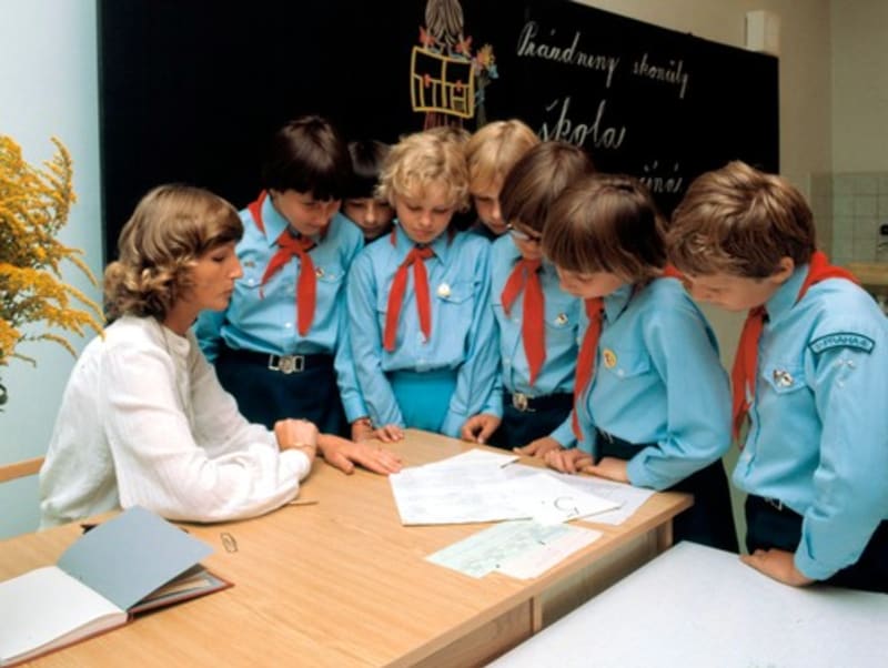 Začátek školního roku v osmdesátých letech na Základní škole v Praze 4-Lhotce v Písnické ulici.