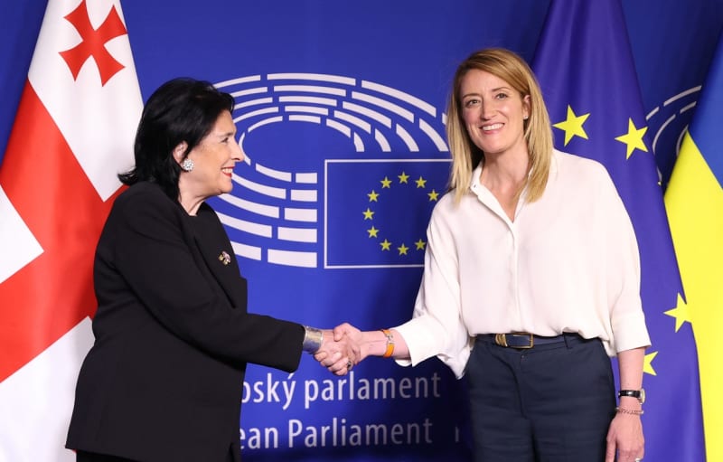Gruzínská prezidentka Salome Zurabišviliová a předsedkyně Evropského parlamentu Roberta Metsolaová