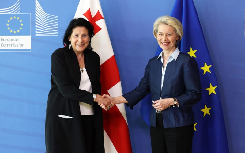 Gruzínská prezidentka Salome Zurabišviliová a předsedkyně Evropské komise Ursula von der Leyenová