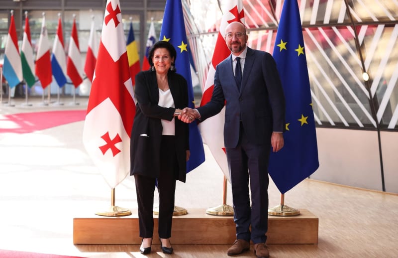 Gruzínská prezidentka Salome Zurabišviliová a předseda Evropské rady Charles Michel