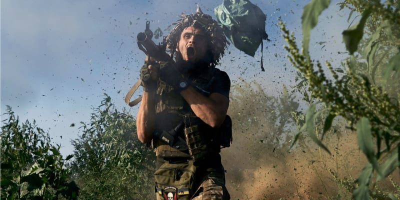 Ukrajinský voják pálí směrem na ruské pozice u Doněcku. (19. 8. 2023)