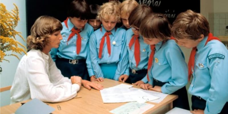 Začátek školního roku v osmdesátých letech na Základní škole v Praze 4-Lhotce v Písnické ulici.