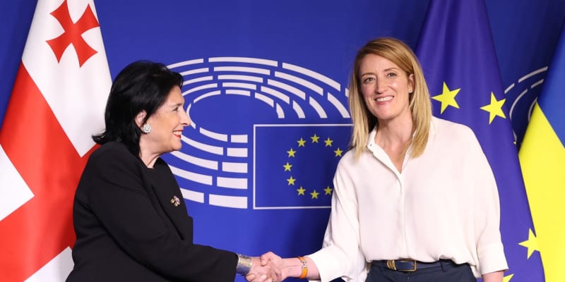 Gruzínská prezidentka Salome Zurabišviliová a předsedkyně Evropského parlamentu Roberta Metsolaová