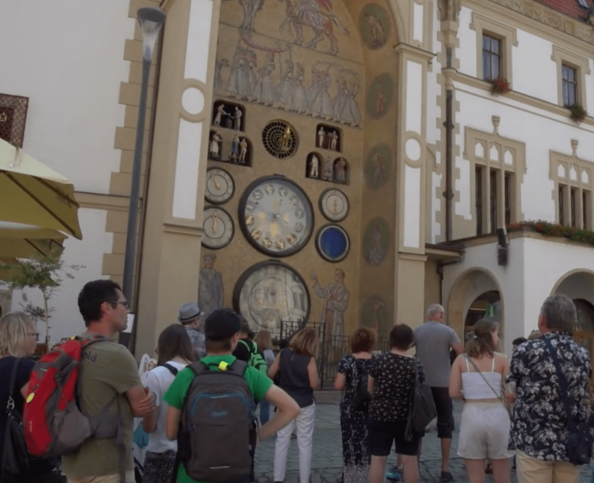 Olomoucký orloj v obležení turistů