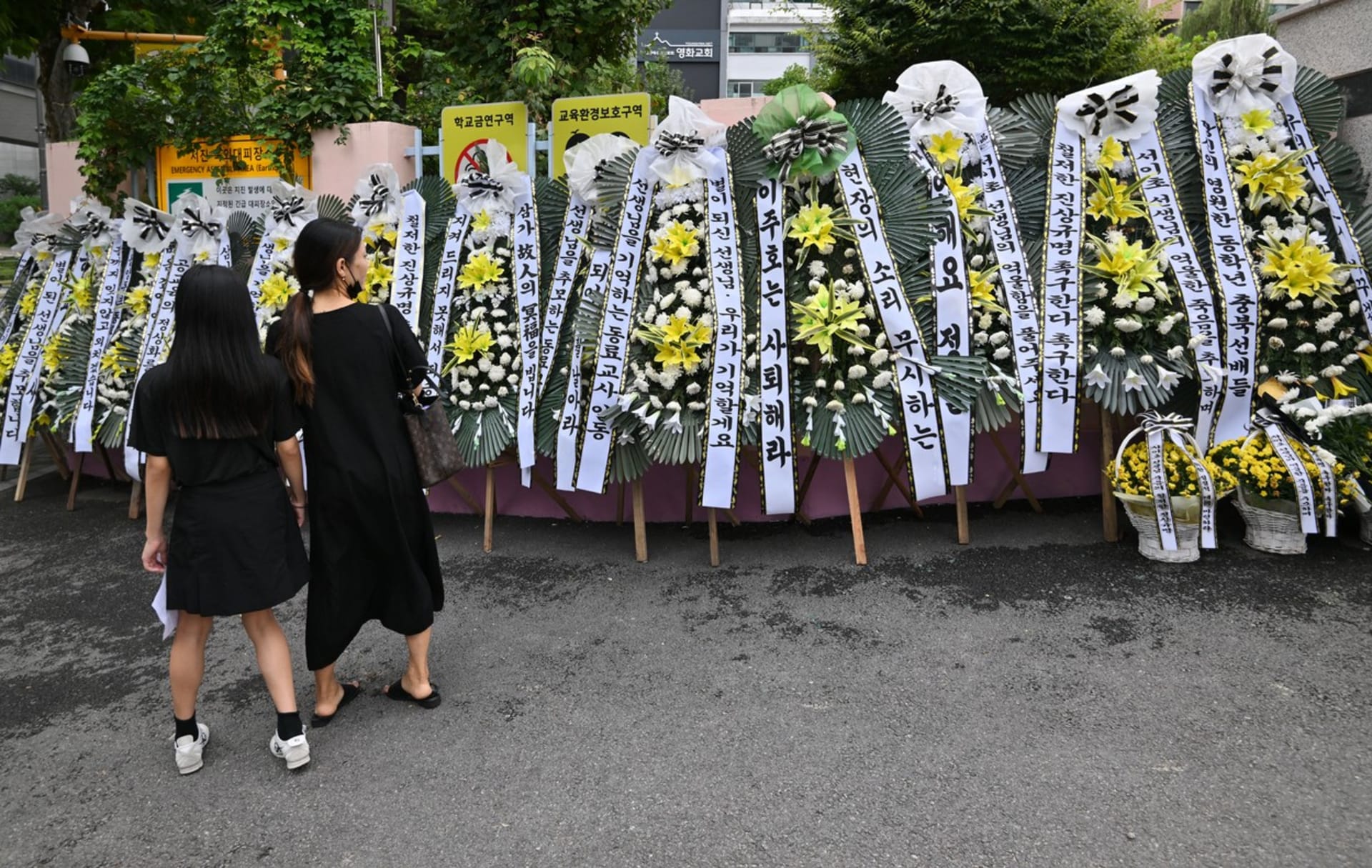 Pomník pro zesnulou učitelku v Soulu