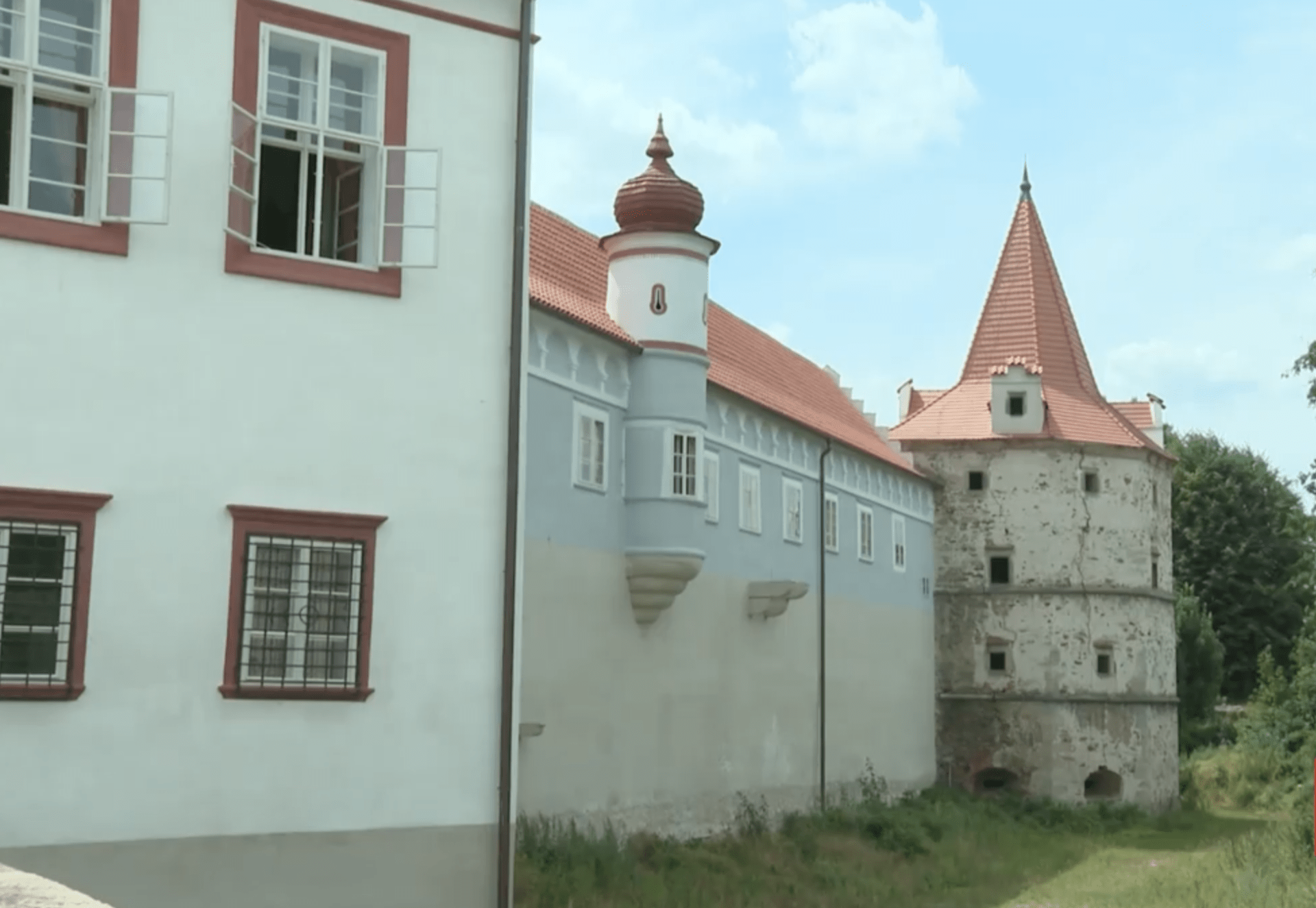 Dvě rozdílné části zámku Červená Řečice. Jedna už je zrekonstruovaná, druhá na návrat zašlé slávy ještě čeká. 