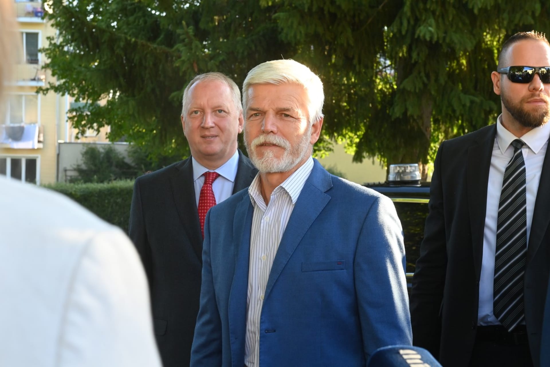 Prezident Petr Pavel před základní školou v Bukovanech (4. 9. 2023).