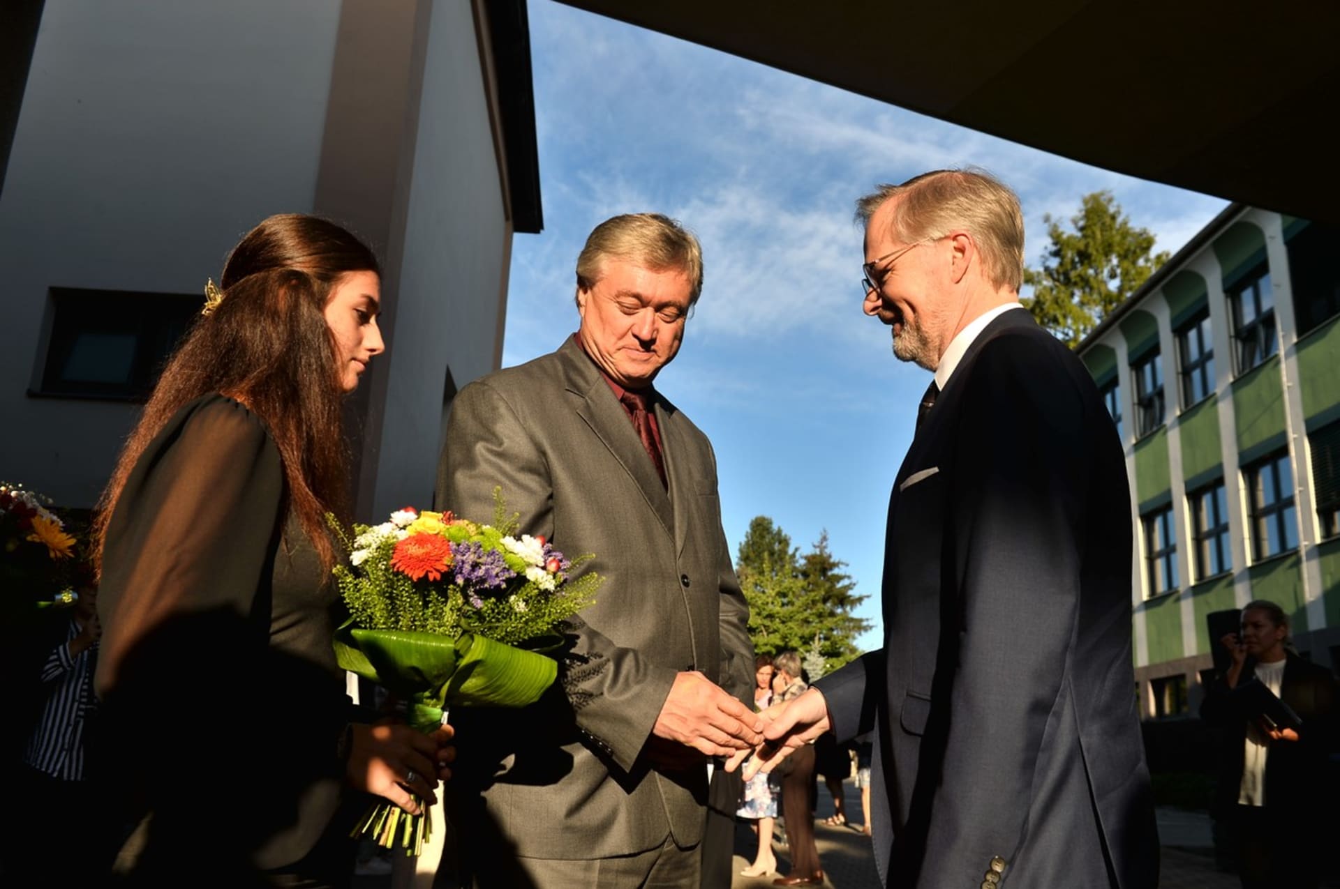 Premiér Petr Fiala s ředitelem Střední zahradnické školy v Rajhradě Markem Kňažíkem (4. 9. 2023)