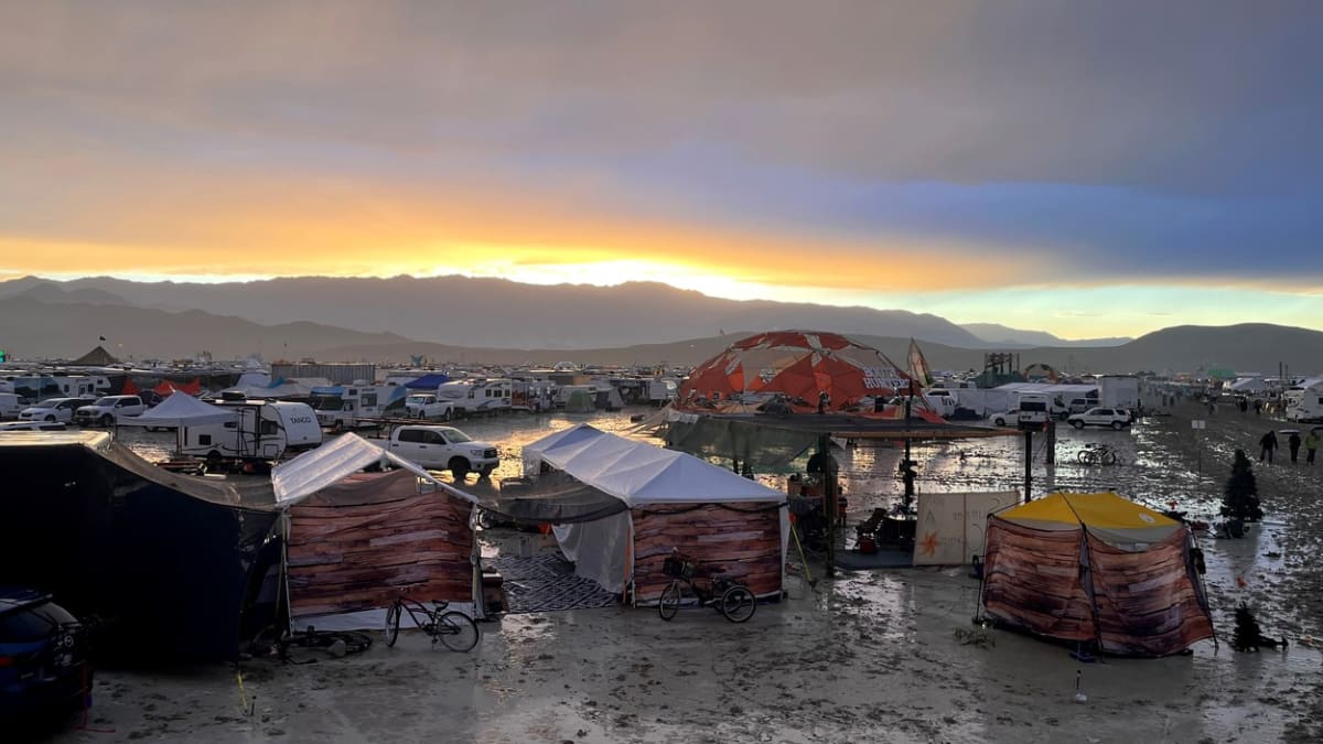 Desetitisíce lidí zůstaly uvězněny na festivalu Burning Man 