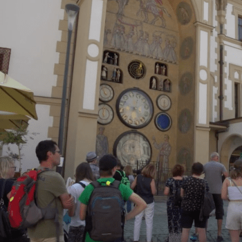 Olomoucký orloj v obležení turistů