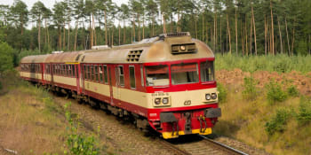 Vlak na Šumpersku srazil člověka. Provoz na trati do Libiny se zastavil, nehodu šetří policie