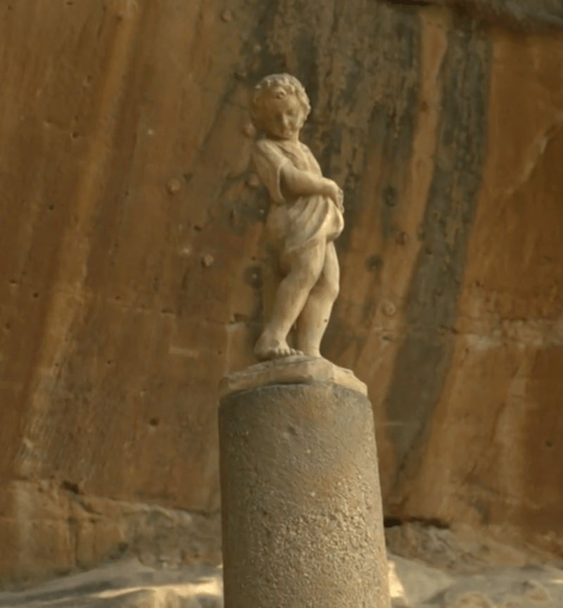 Socha děvčátka objevená před časem na dně Košuteckého jezírka