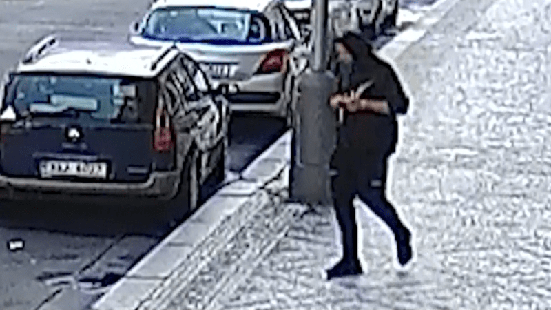Policisté pátrají po agresorovi, který brutálně napadl muže u pražského Anděla.