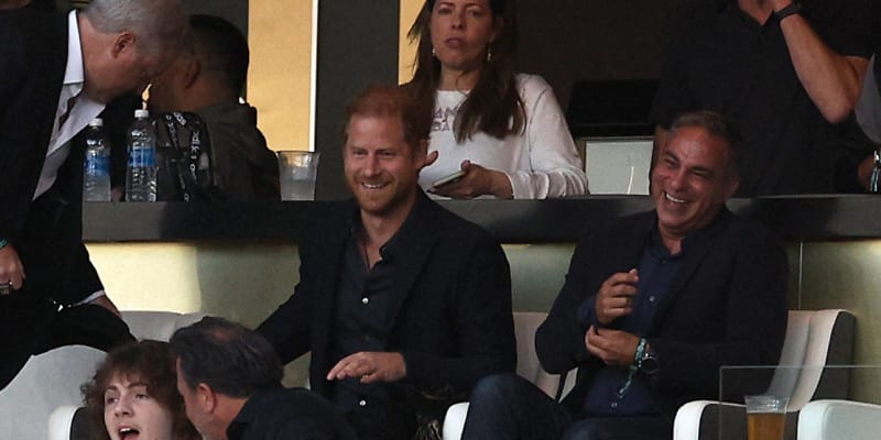 Princ Harry se účastnil sám fotbalového turnaje v LA. Markleová nedorazila, na guestlistu ale byla.