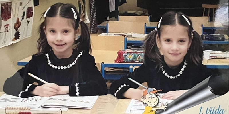 Dvojčata Barbora Černá a Lucie Černá ve svůj první školní den.