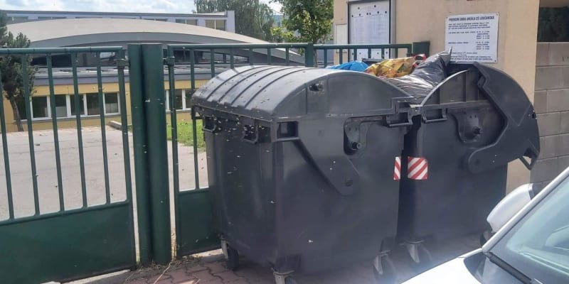 Strážníci zajistili kontejner plný včel před školou na Praze 5 (4. 9. 2023).