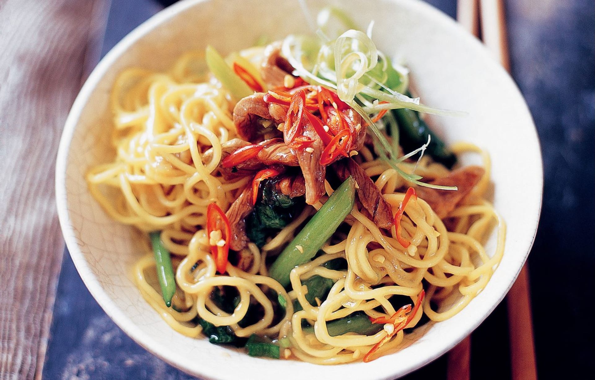 Čínské smažené nudle chow mein s hovězím masem a zeleninou