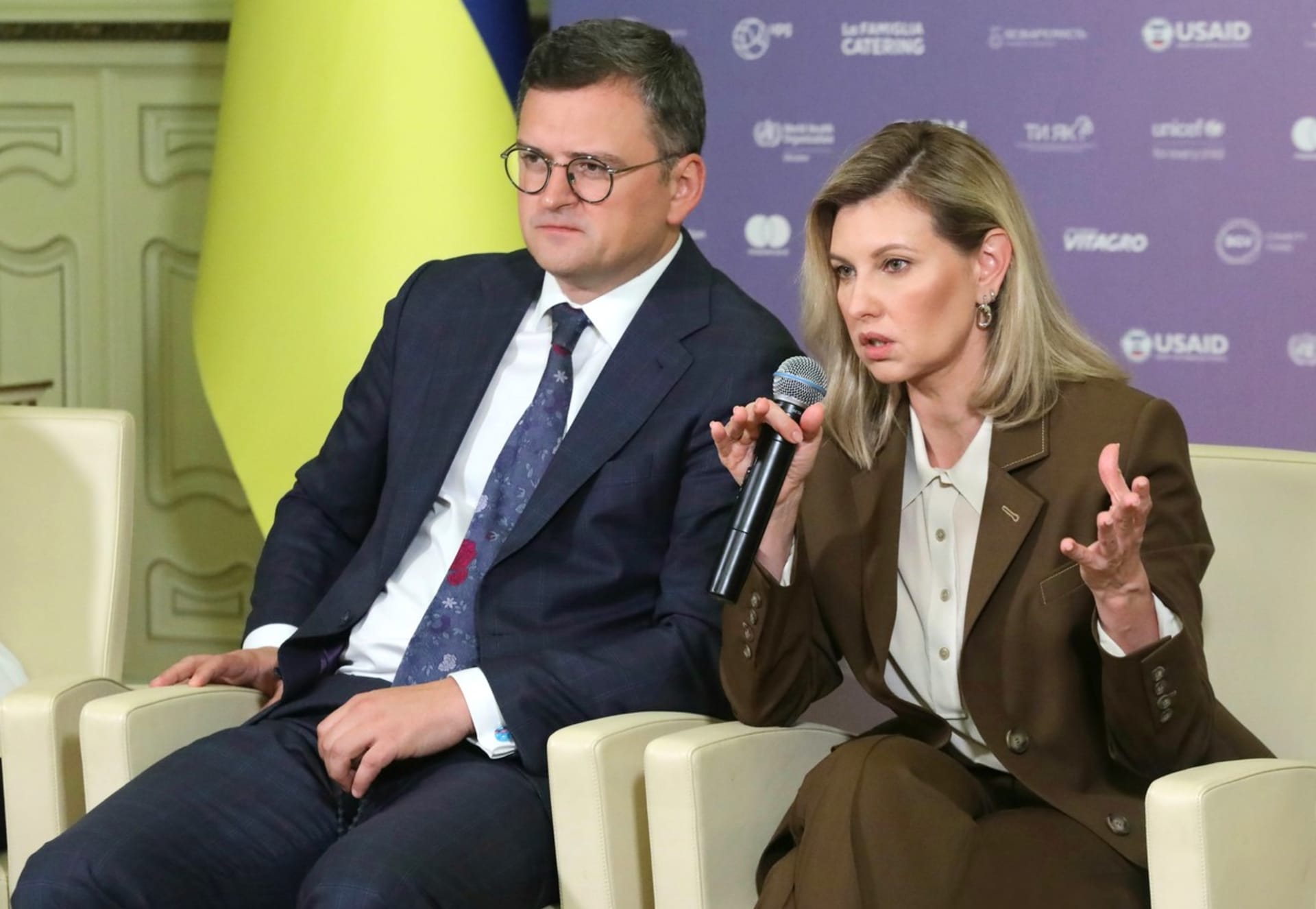 Olena Zelenská a ukrajinský ministr zahraničí Dmytro Kuleba na tiskové konferenci před summitem prvních dam a pánů v Kyjevě (4. 9. 2023)