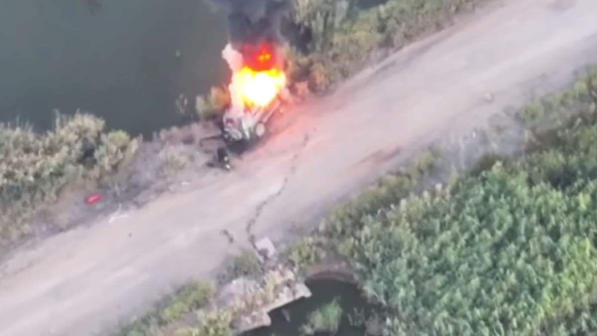 Ukrajinci zničili ruské transportní vozidlo.