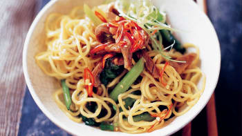 Čínské smažené nudle chow mein s hovězím masem a zeleninou