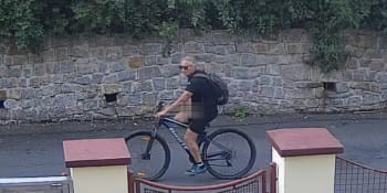 Masturbační cyklotoulky skončily. Muž, který se ve Varech obnažoval na kole, je ve vazbě