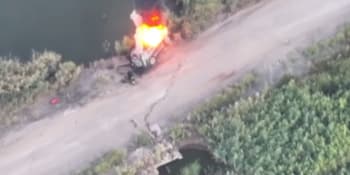 Záběry ukrajinského úderu. Okupant se snažil vyprostit z hořícího ruského vozidla