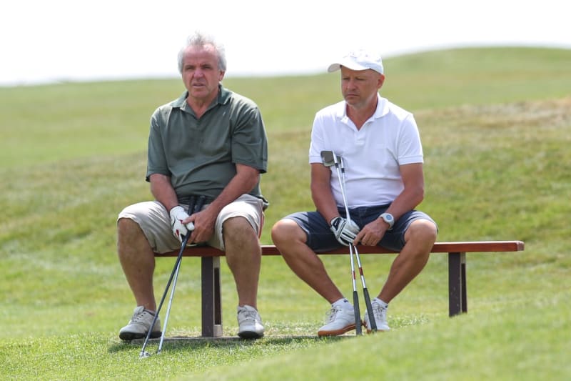 Mezi jeho velké záliby patří golf. Na snímku s fotbalovým internacionálem Ladislavem Vízkem. 