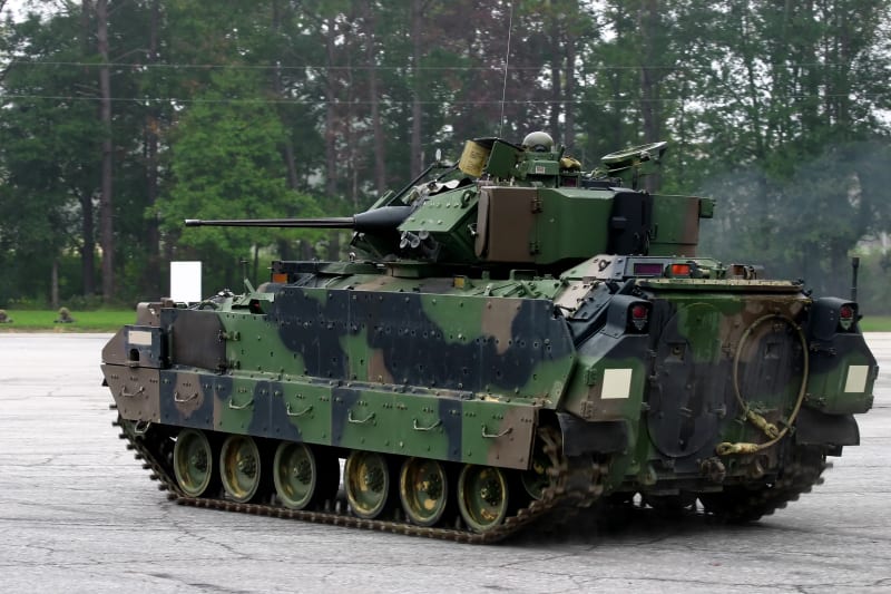 Zadní pohled na tank M2 Bradley americké armády