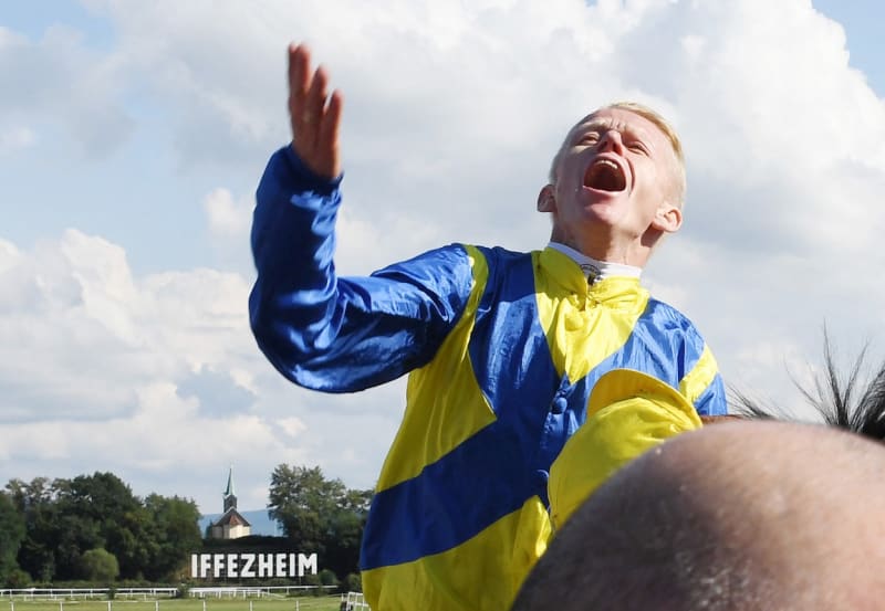 Žokej Filip Minařík vyhrál 145. Velkou cenu Badenu s koněm Guignol na 6. dostihovém dni v německém Iffezheimu 3. září 2017.