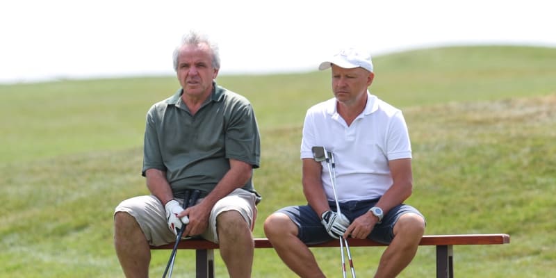 Mezi jeho velké záliby patří golf. Na snímku s fotbalovým internacionálem Ladislavem Vízkem. 