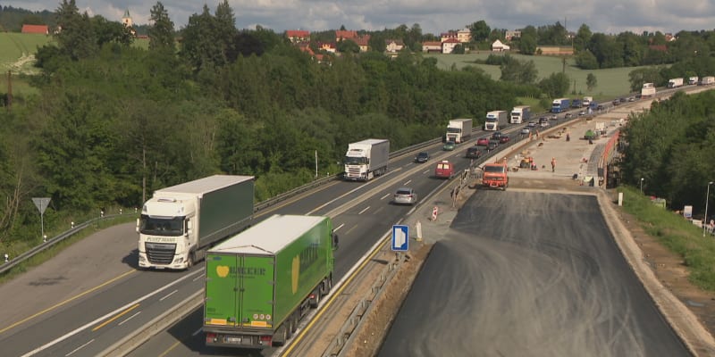 Výstavba dálnic v Česku nejde tak rychle jako v Polsku.