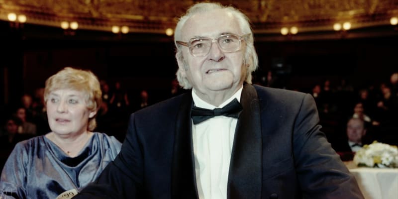 Jiří Sovák v pozadí se svoji třetí a zároveň poslední manželkou Annou, s níž strávil posledních 40 let života. 
