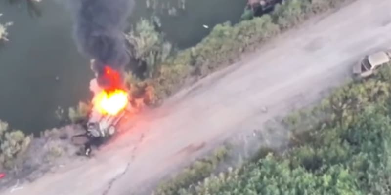 Ukrajinci zničili ruské transportní vozidlo.