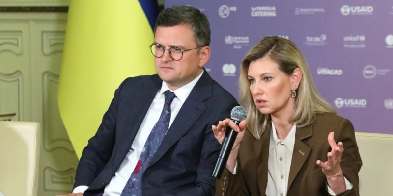 Olena Zelenská a ukrajinský ministr zahraničí Dmytro Kuleba  na tiskové konferenci před summitem prvních dam a pánů v Kyjevě (4. 9. 2023).