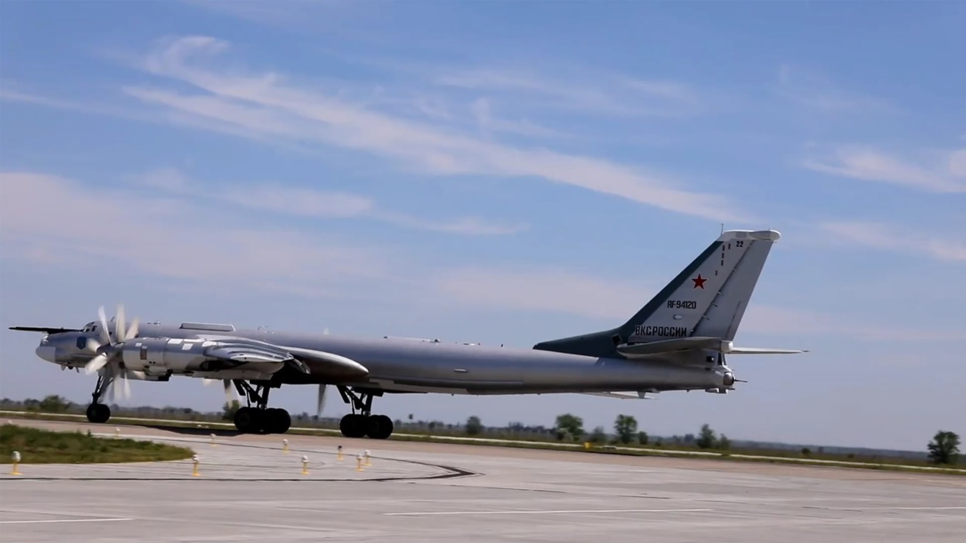 Rusové pokryli pneumatikami obří letoun Tu-95.