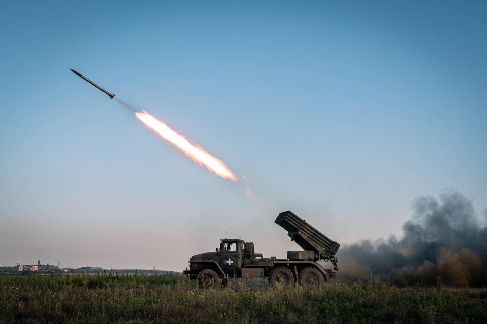 Ukrajinský raketomet pálí na ruské pozice (9. 8. 2023).