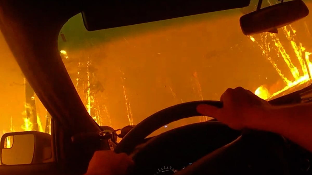 Náměstek šerifa projížděl plameny během lesních požárů ve Washingtonu