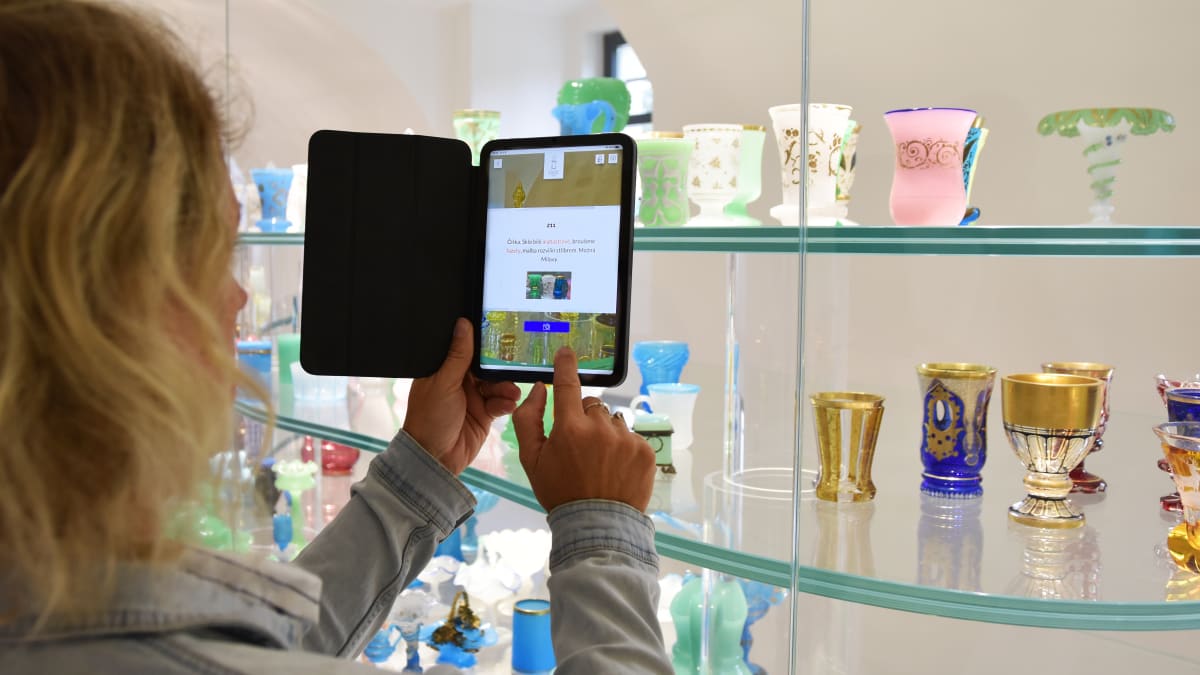 Aby byla návštěva Galerie Na Milovické huti  expozice co nejpoutavější, návštěvníky pomocí tabletů provede umělá inteligence.
