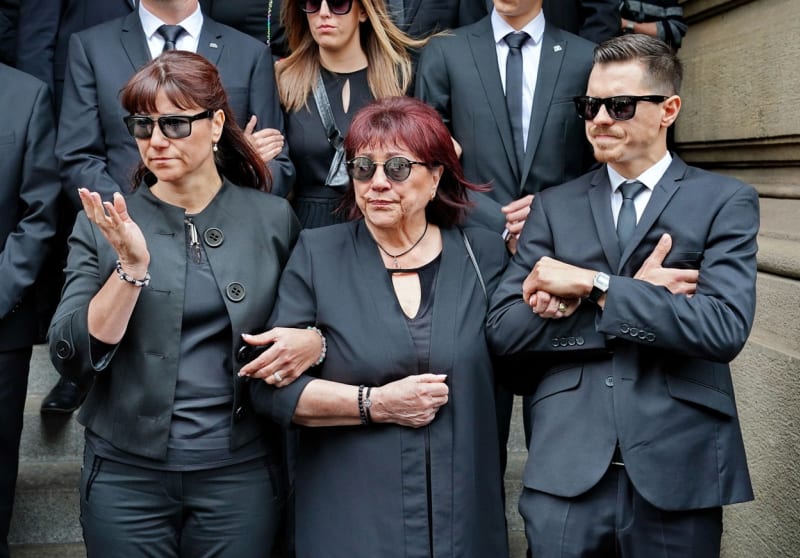 Pohřeb Václava Postráneckého byl plný slz. Na snímku vdova Helena s dcerou Lucií a synem Vilémem. 