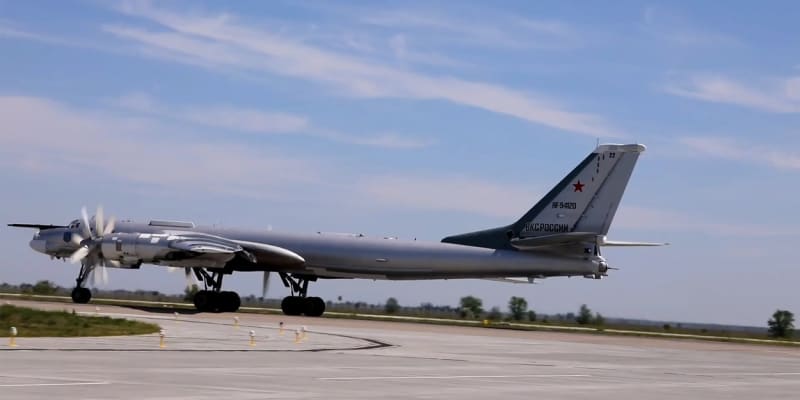 Rusové pokryli pneumatikami obří letoun Tu-95.