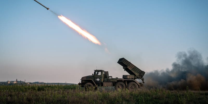 Ukrajinský raketomet pálí na ruské pozice (9. 8. 2023).