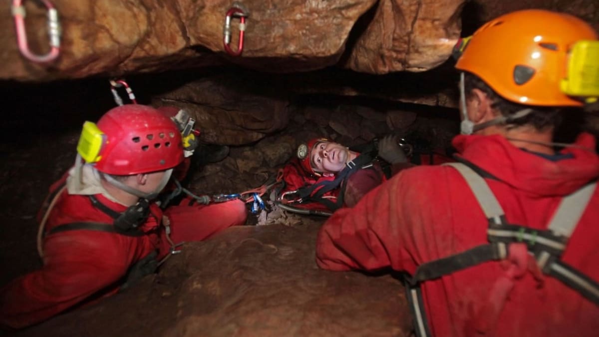Záchranáři se pokoušejí vyprostit muže v jeskyni. (Ilustrační foto)